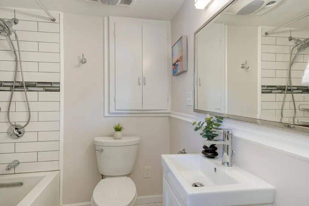 9 Stonecleve Rd, Wellesley, MA 02482 — sold by Jenna Levin