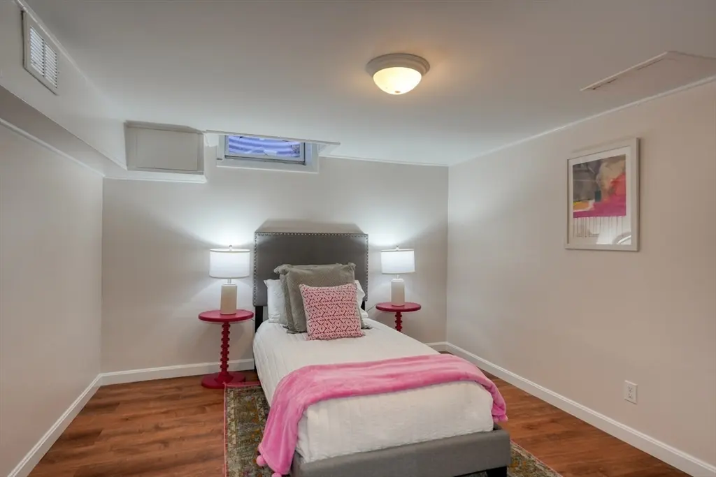 9 Stonecleve Rd, Wellesley, MA 02482 — sold by Jenna Levin