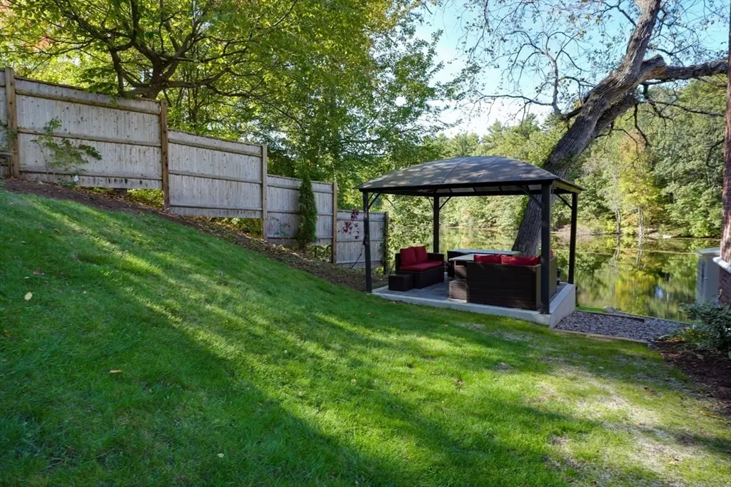 9 Stonecleve Rd, Wellesley, MA 02482 — sold by Jenna Levin