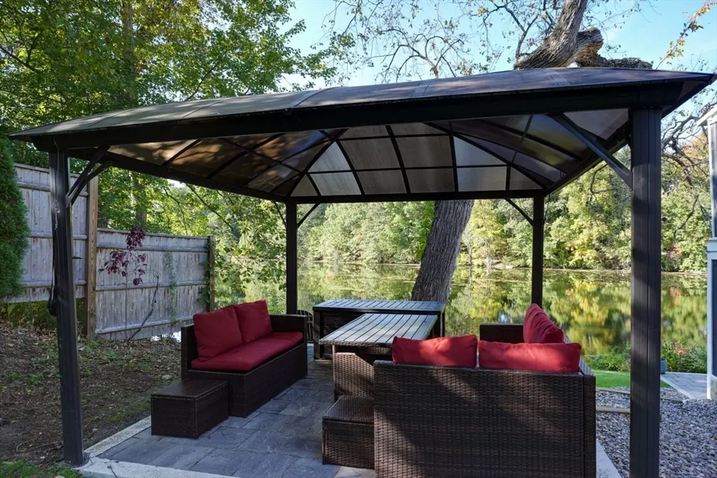 9 Stonecleve Rd, Wellesley, MA 02482 — sold by Jenna Levin