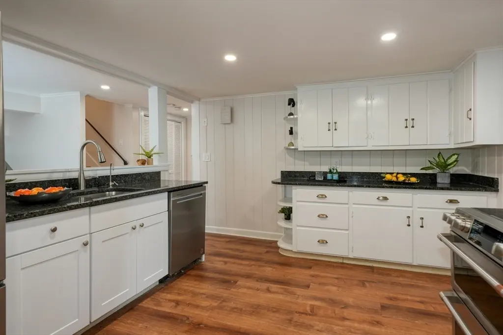 9 Stonecleve Rd, Wellesley, MA 02482 — sold by Jenna Levin